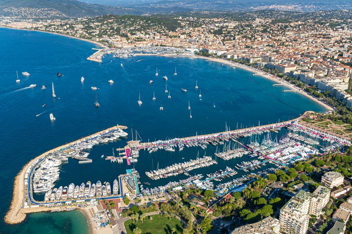 Vista del puerto de Cannes donde se celebra el Cannes Yachting Festival
